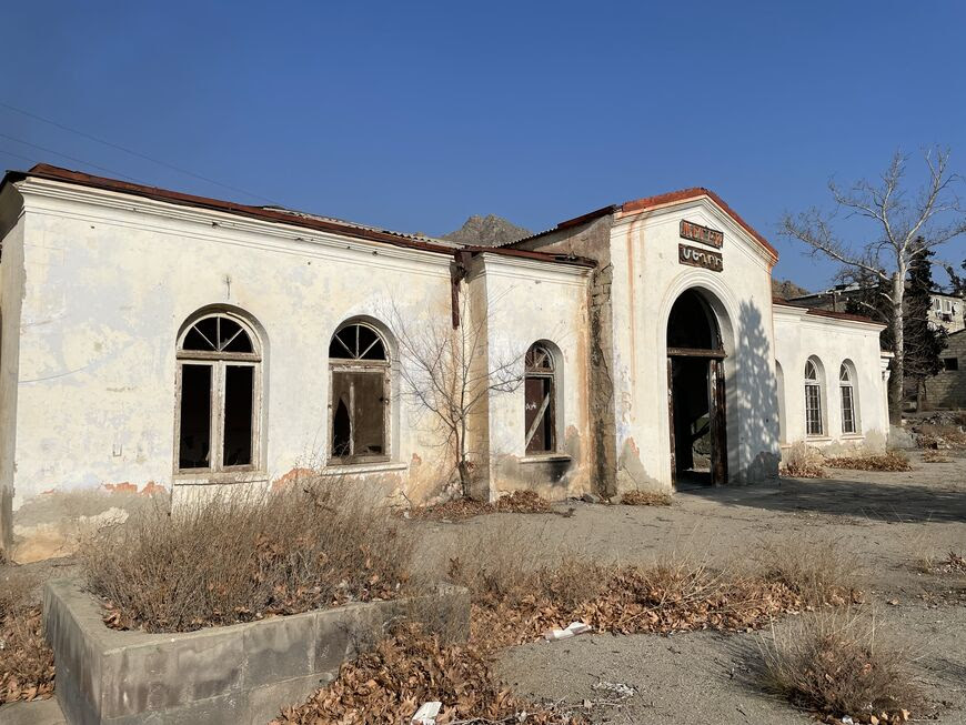 ایستگاه راه‌آهن قدیمی در مقری ارمنستان، در مرز ایران که در گذشته به خطوط زمان شوروی در قفقاز جنوبی سرویس می‌داده است
