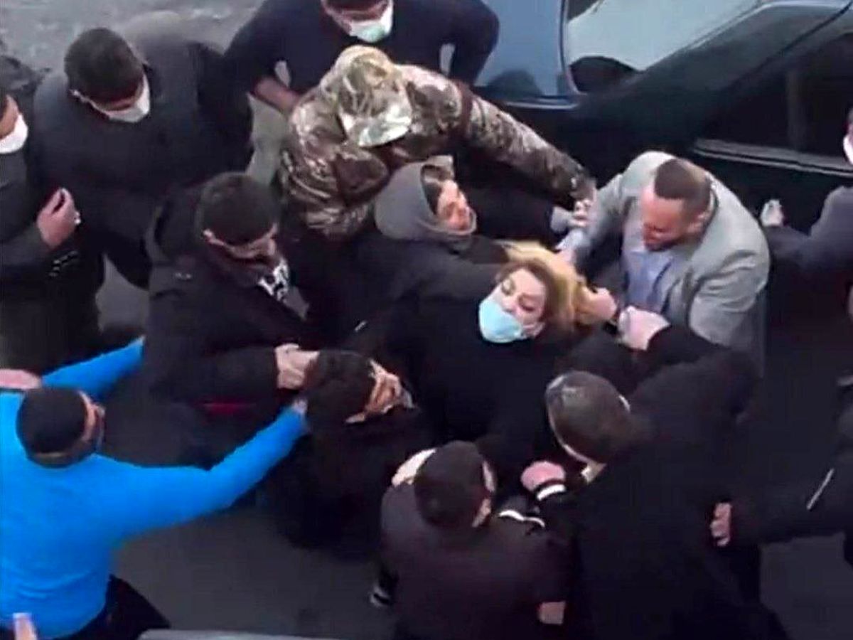 خبرگزاری فارس درمورد ضرب و شتم یک خانم مقابل مدرسه: شعار‌های ساختارشکنانه می‌داد