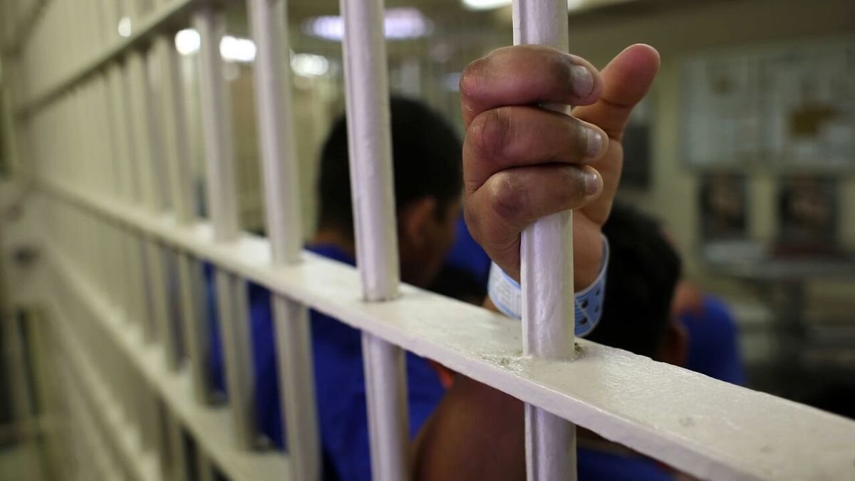 معاون سازمان زندان‌ها: ۲۷۰۰ نفر کادر درمان در زندان‌ها مستقر هستند 