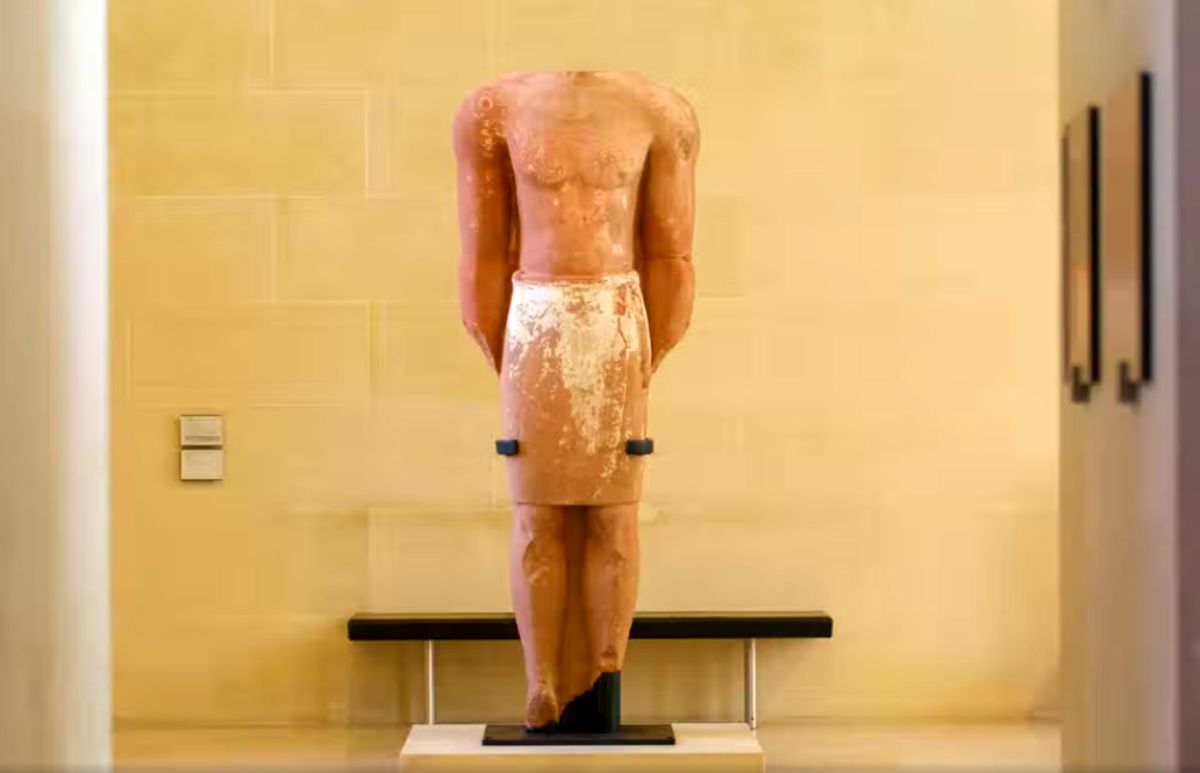 رونمایی از مجسمه‌ی مرد اسرارآمیز در موزه لوور پاریس/ تصویر